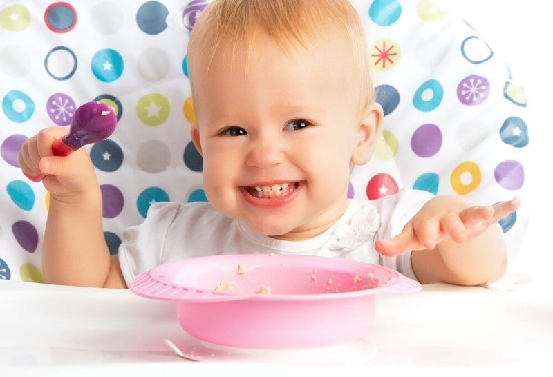 Trẻ 1 tuổi cần được cung cấp 7 mg sắt mỗi ngày thông qua thực phẩm, thuốc và sữa tăng cường chất sắt.