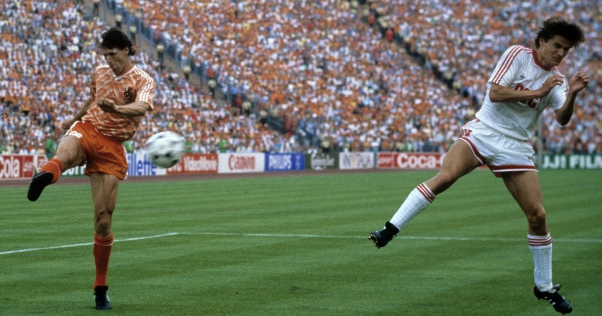 Lịch sử Euro 1988: "Vũ điệu thiên nga" của Marco Van Basten | Báo Dân trí