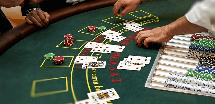 Phân biệt poker và poker? Ưu điểm và nhược điểm của hai loại game đánh bài