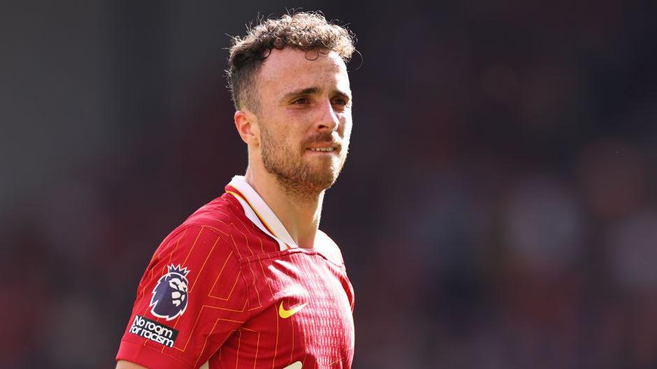 Diogo Jota: Tiền đạo Liverpool nghỉ thi đấu một tháng vì chấn thương xương sườn - BBC Sport