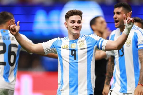 Julian Alvarez: Chú nhện nhỏ của Argentina - từ River Plate đến Manchester City