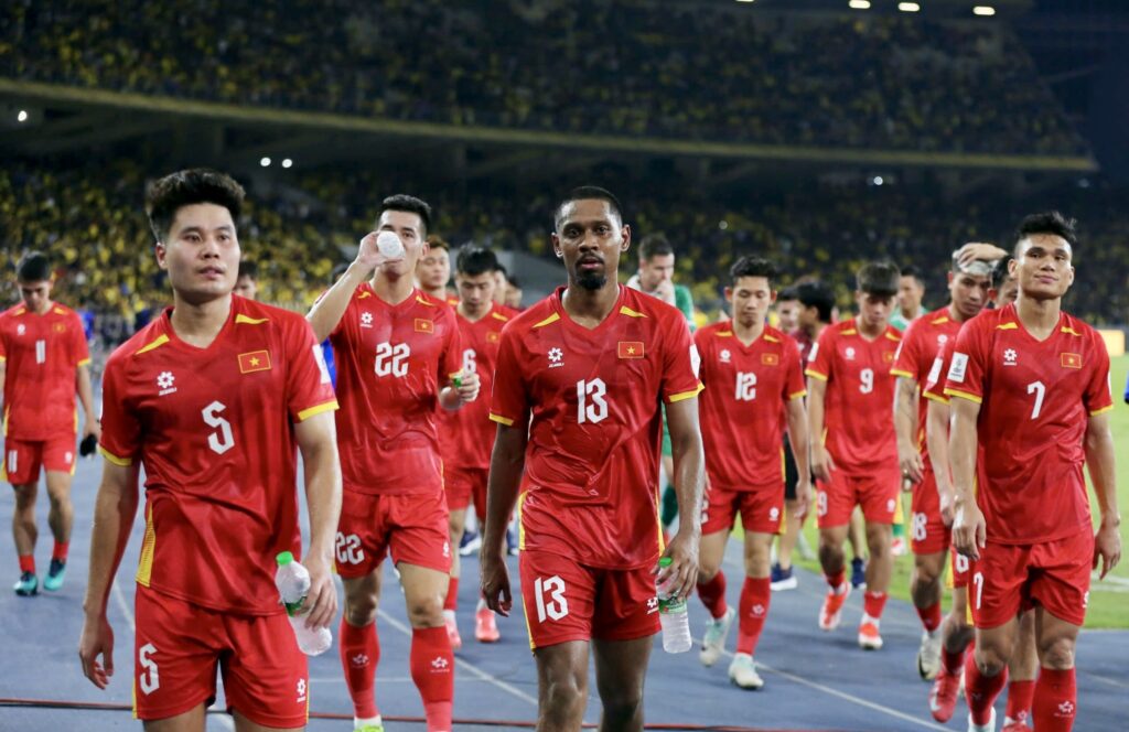 Một Đội Bóng Đá Có Bao Nhiêu Người? Giải Mã Luật Lệ Từ Sân Cỏ Chuyên Nghiệp Đến Phủi - Thỏ VàngTV