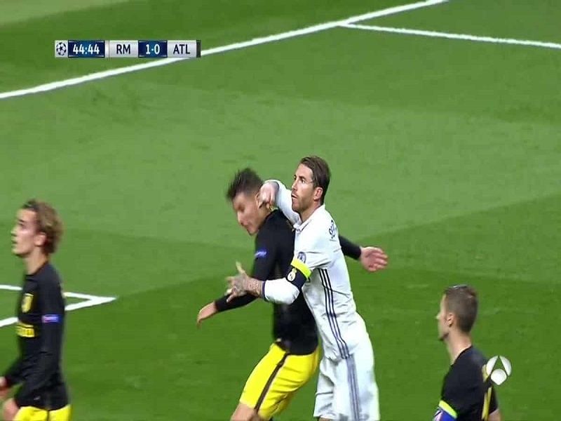 Giải thích hành vi đánh nguội là gì trong bóng đá